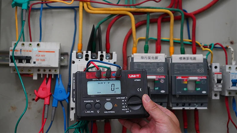 Tester proudových chráničů UNI-T UT582+